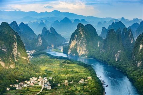 Il Monte Xiangxi: Un Gigante Pietroso con Vista Panoramica sulle Terre di Guilin!