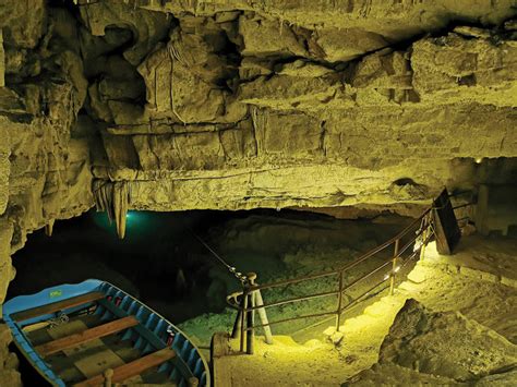 Le Grotte del Re Verde: Un viaggio mistico tra stalattiti e storie leggendarie!