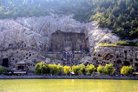 Le Grotte di Longmen: Un viaggio attraverso la storia e l'arte millenaria!