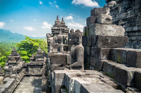 Borobudur: Un Tempio Millenario Immergendo nelle Profondità della Spiritualità Giavanese!