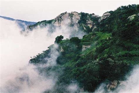 Huaguo Mountain: An Unforgettable Journey Through Myth and Majesty!