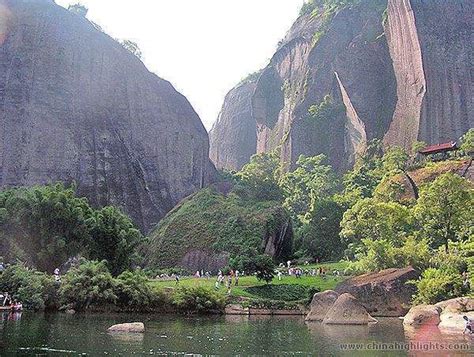 Il Monte Wuyi: Un paradiso verde e ricco di cascate!