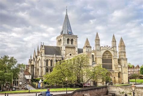 La Cattedrale di Rochester: Un gioiello architettonico con un passato avvincente!