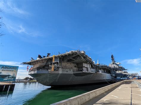 La USS Midway: Un Gigante Acciaio Che Ti Trasporterà Attraverso la Storia Navale Americana!